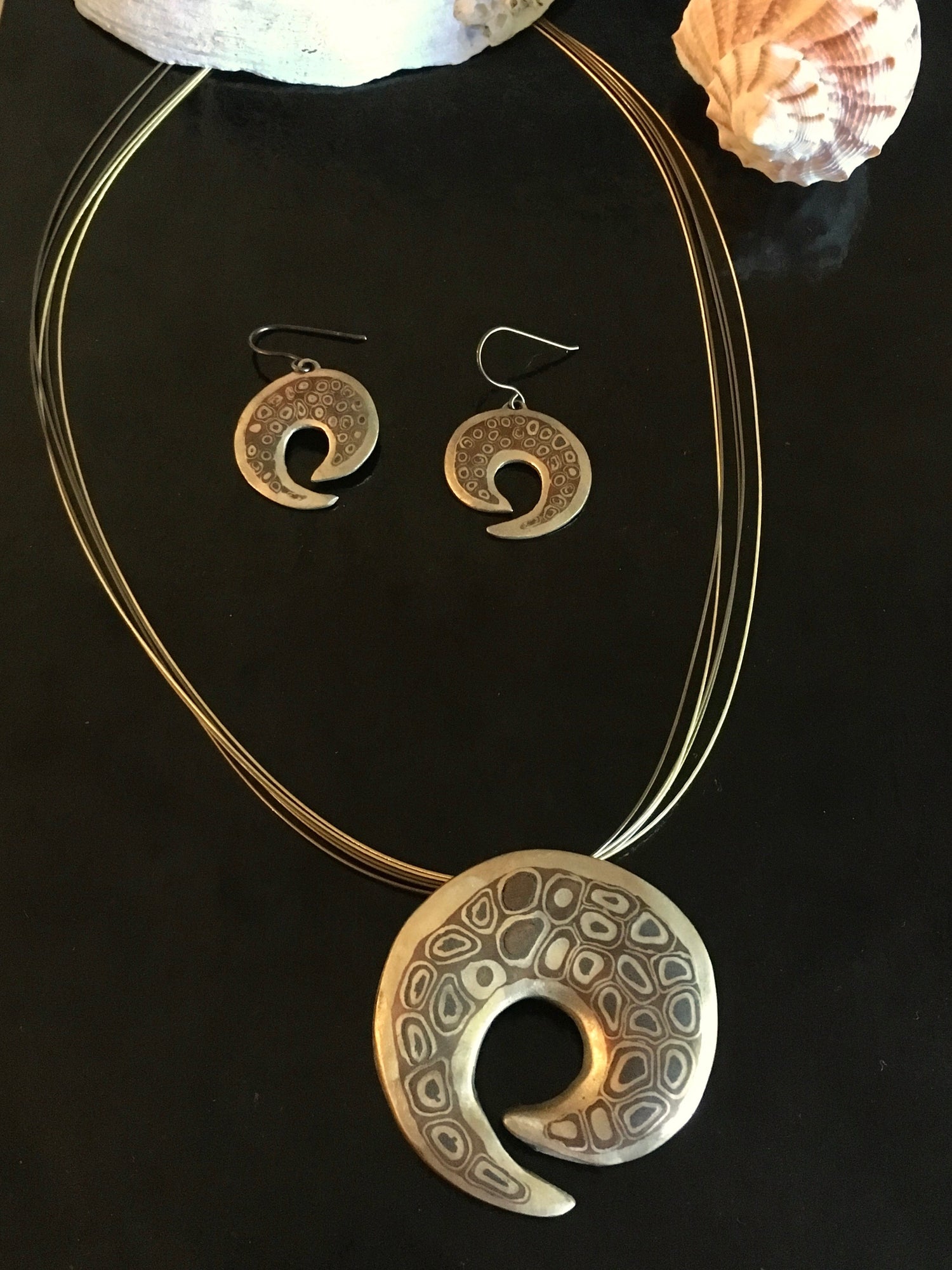 Perfect patterned metal pendants and earring